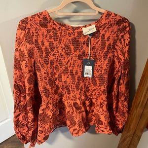 NWT Universal Threads New with Tags, top cinched bodice and puff sleeve LARGE